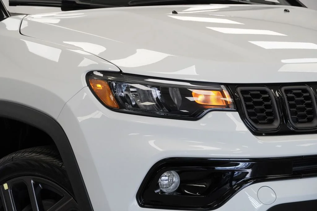 New 2026 Bright White Clear-Coat Exterior Paint Jeep Limited image 5