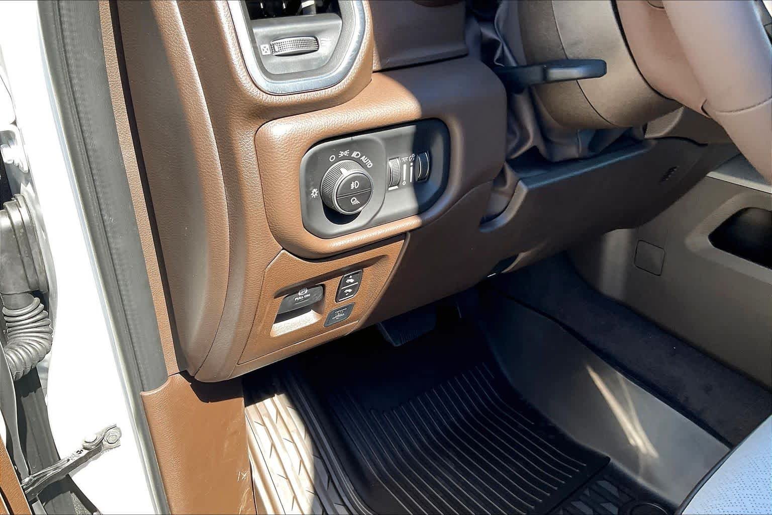 New 2027 Bright White Clear-Coat Exterior Paint RAM Laramie image 18