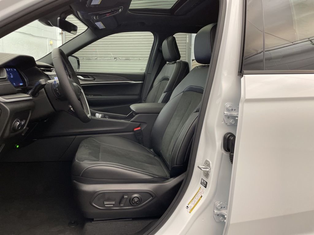 New 2026 Bright White Clear-Coat Exterior Paint Jeep Altitude image 16