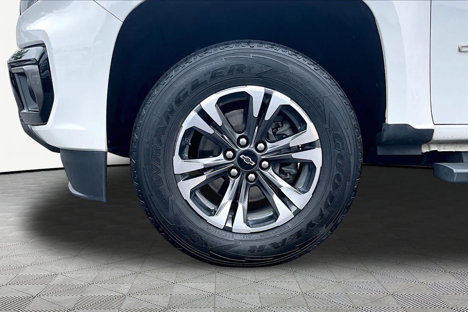 Used 2022 Summit White Chevrolet 4WD Z71 image 11