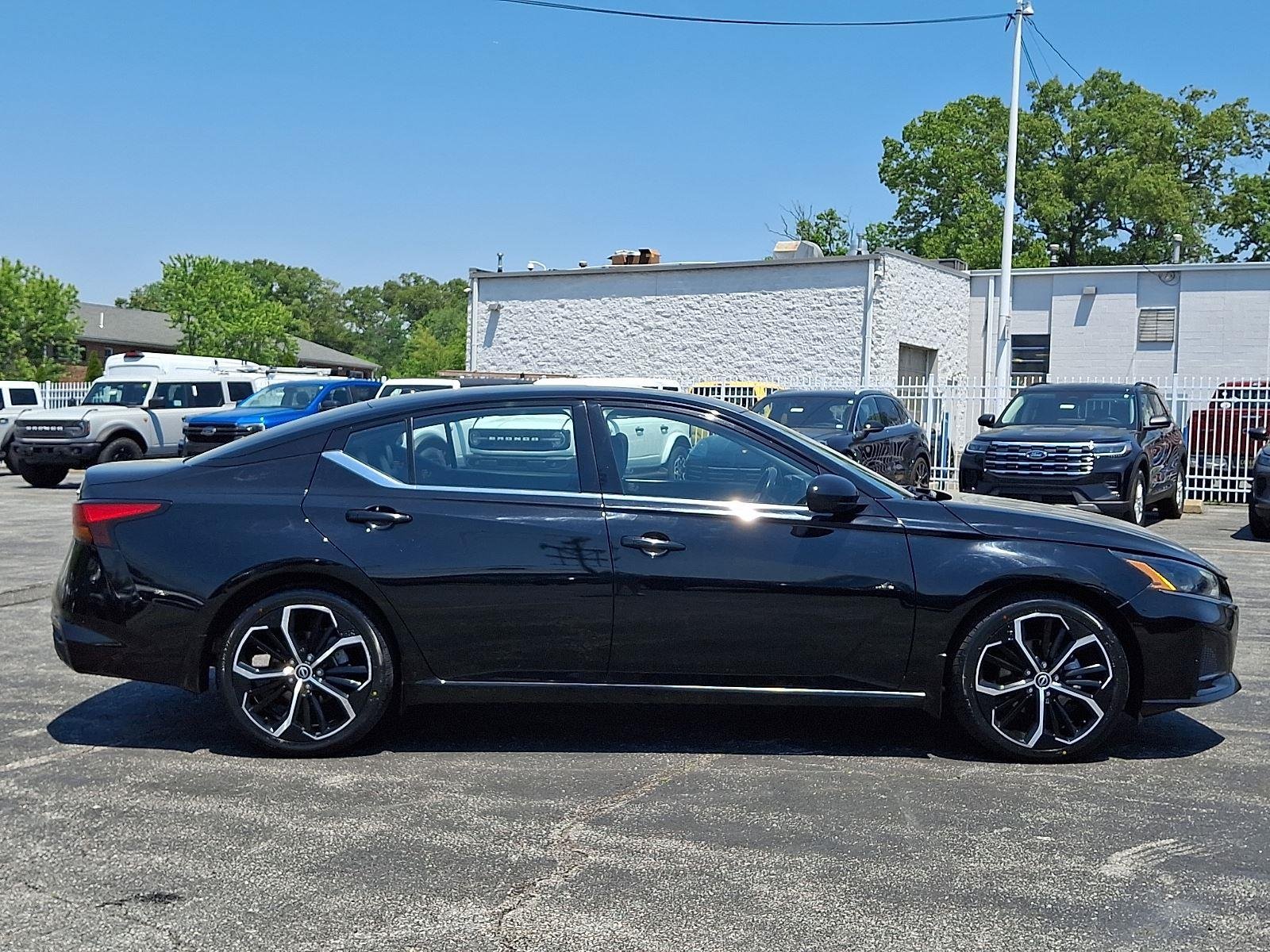 Used 2024 Black Nissan 2.5 SR image 7