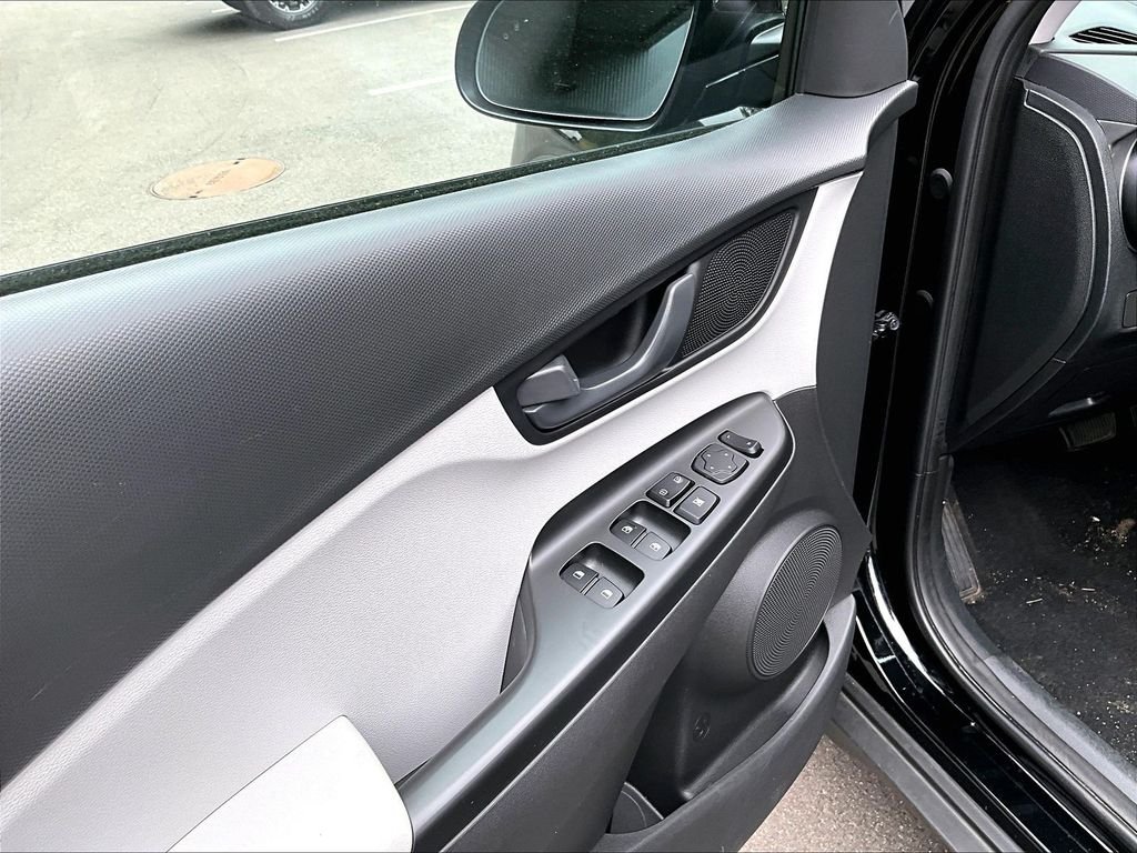 Used 2023 Black Hyundai SEL image 10