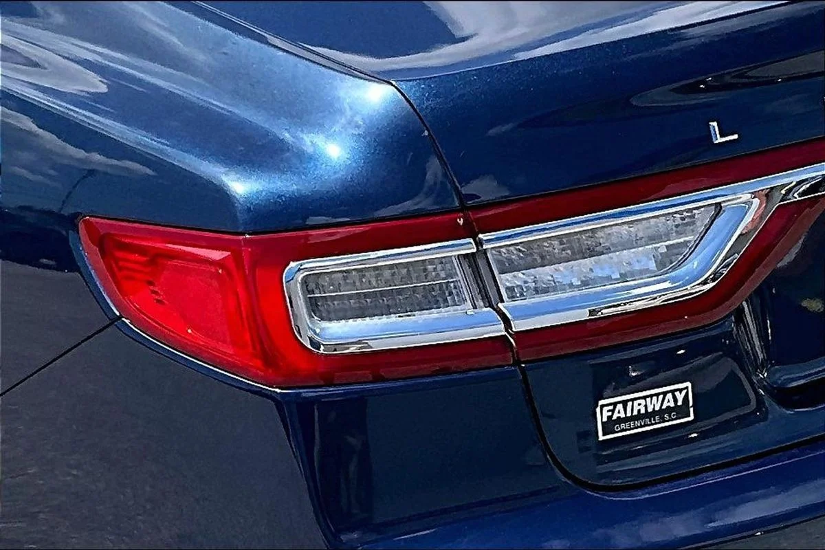 Used 2017 Blue Lincoln Select image 22