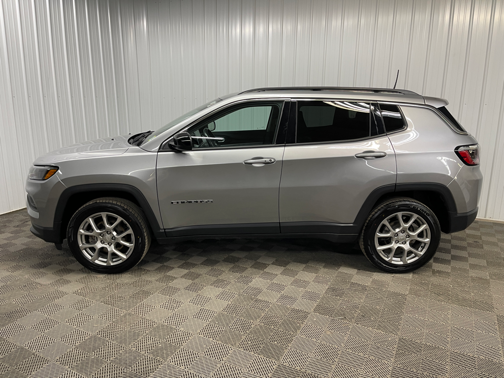 Used 2022 Silver Jeep Latitude Lux image 7
