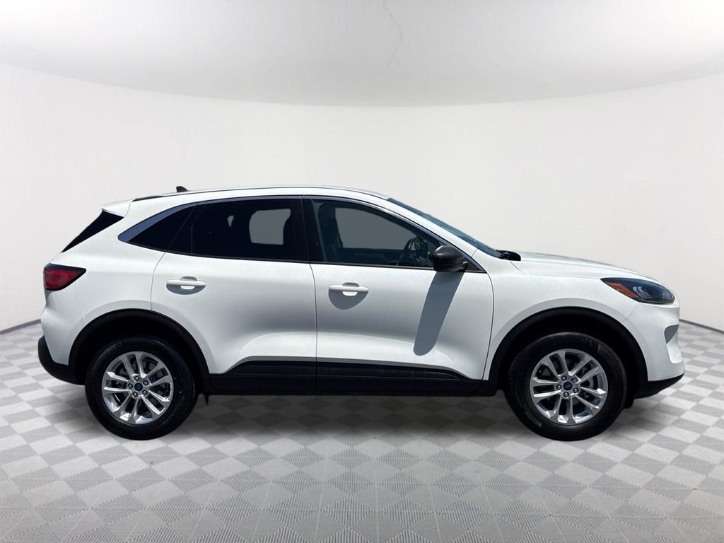 Used 2022 White Ford SE image 3