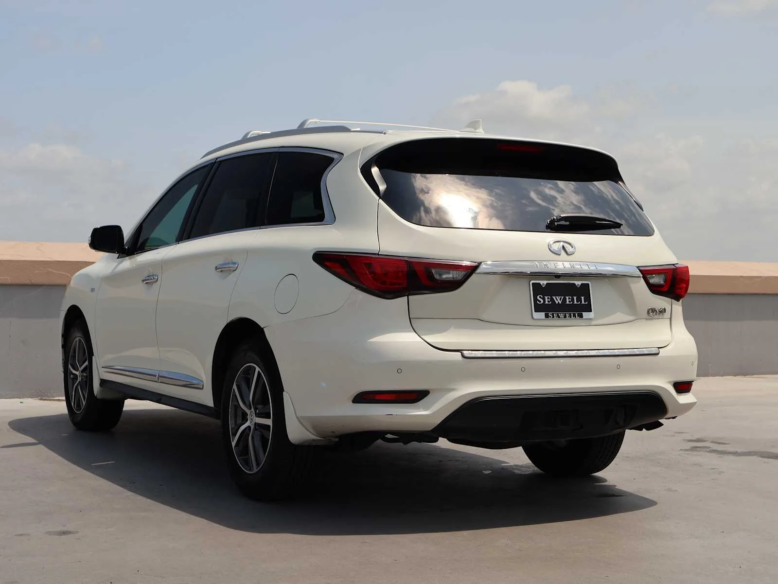 Used 2019 Majestic White INFINITI LUXE image 9