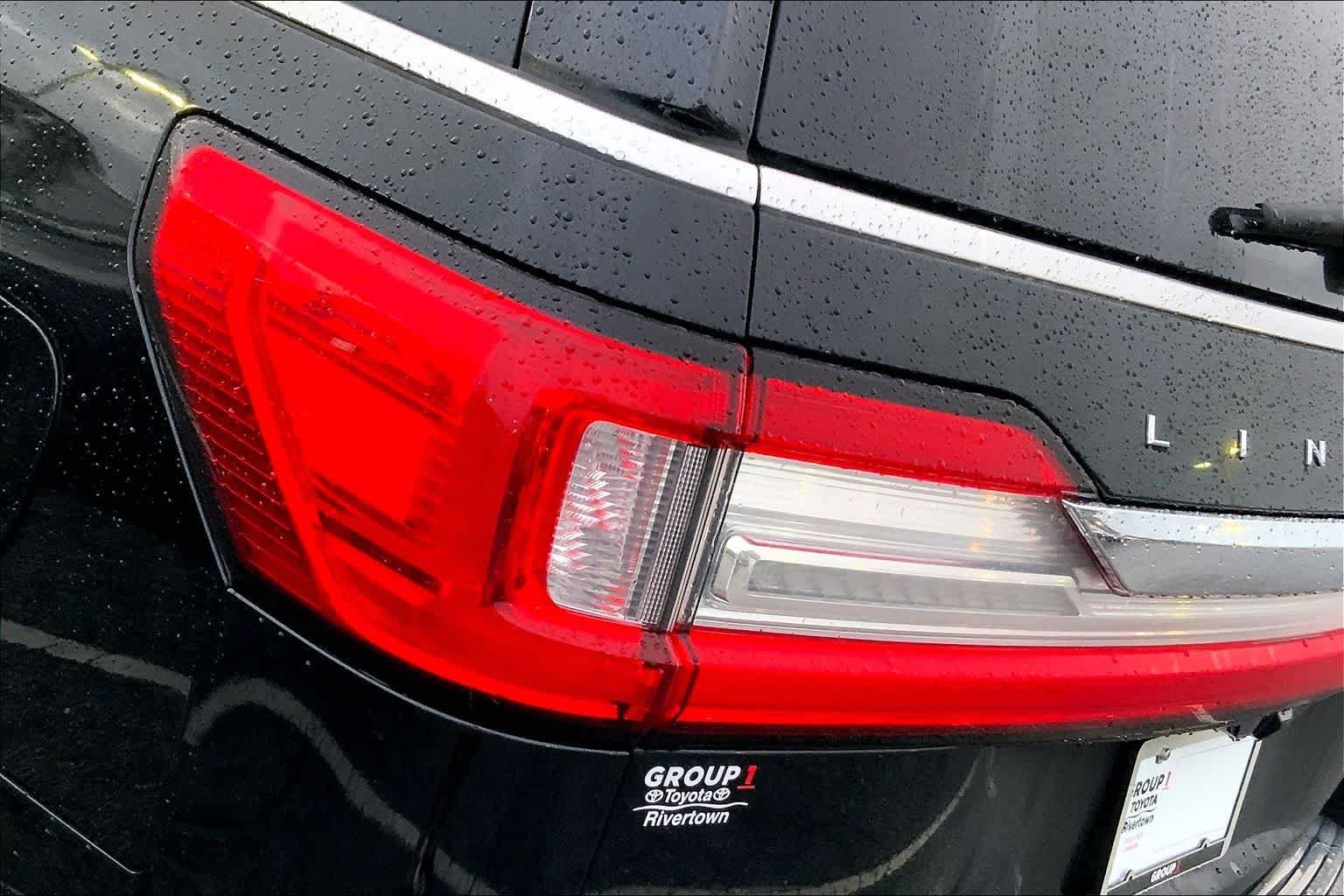 Used 2018 Black Velvet Lincoln Select image 27