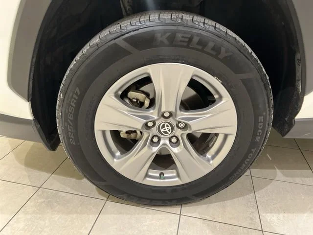 2025 Toyota RAV4 XLE - Photo 30
