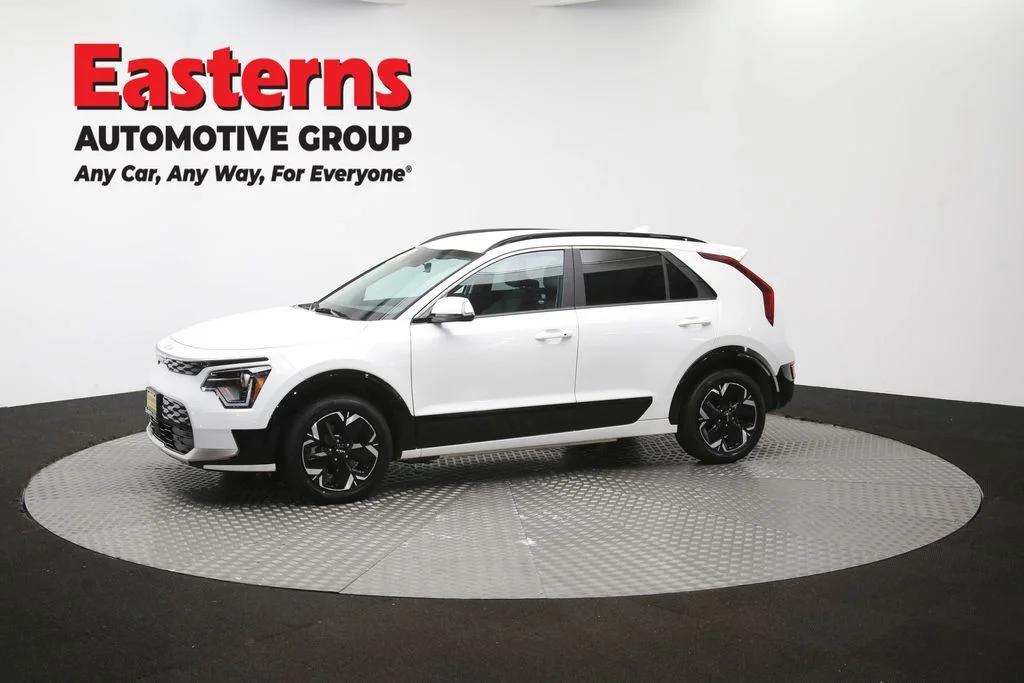 Used 2024 White Kia Wind image 56