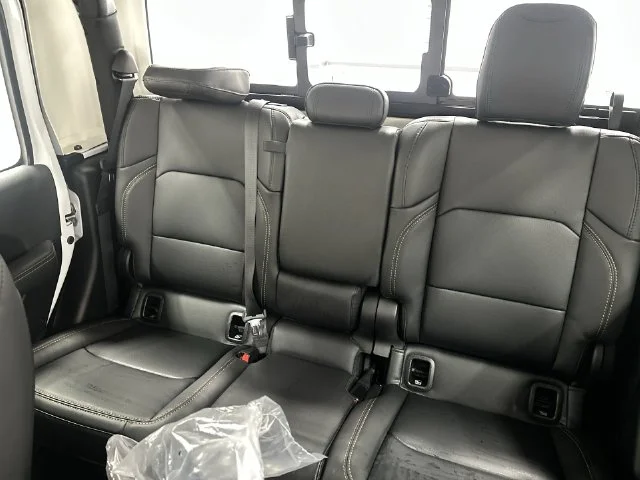 New 2026 Bright White Clear-Coat Exterior Paint Jeep Sahara image 25