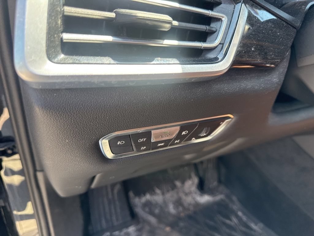 Used 2019 Black Sapphire Metallic BMW xDrive40i image 16