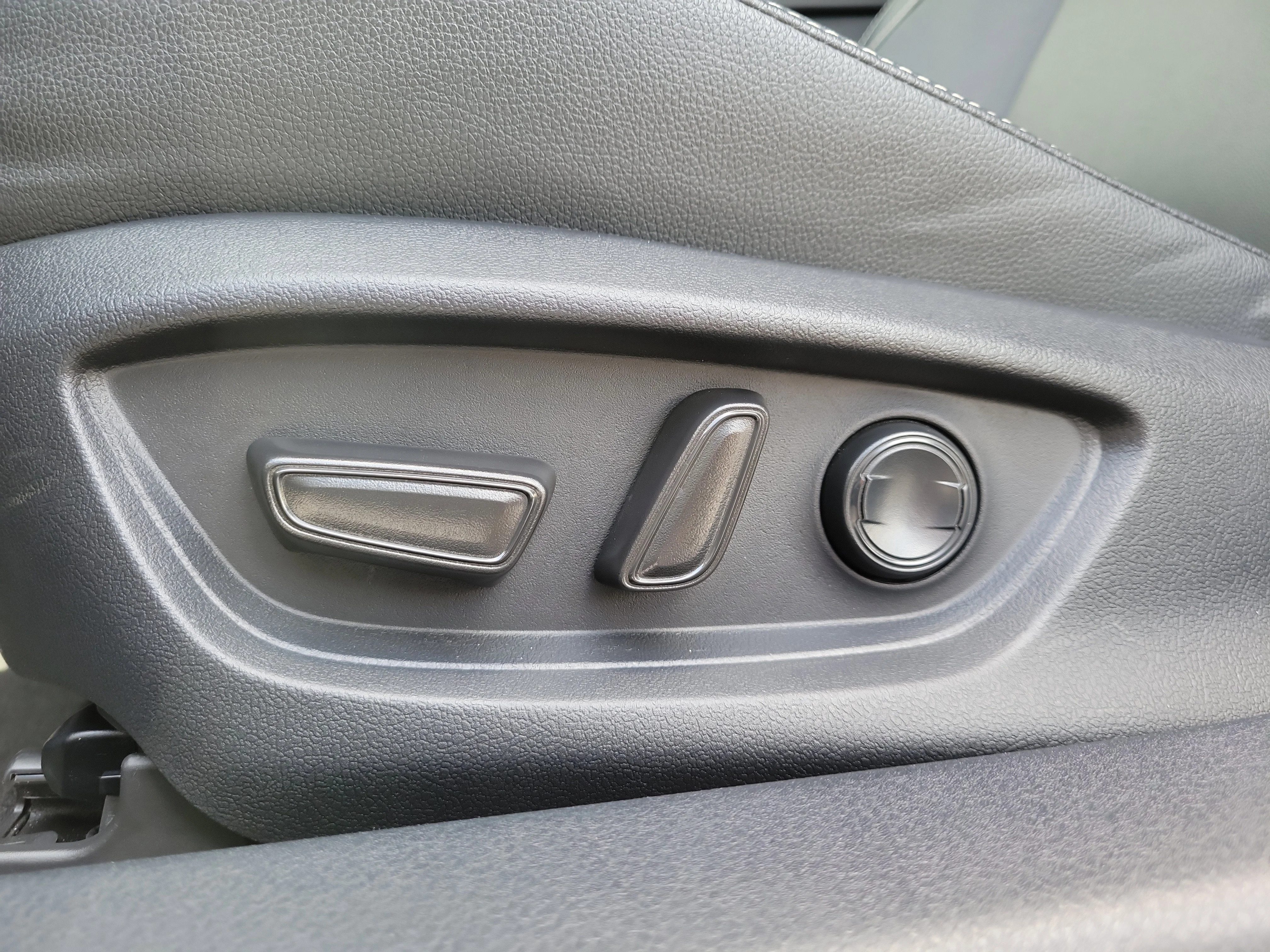 Used 2025 Underground Toyota LE image 15