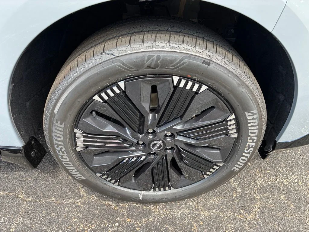 New 2026 Boulder Gray Pearl / Super Black Two-tone Nissan Platinum image 9