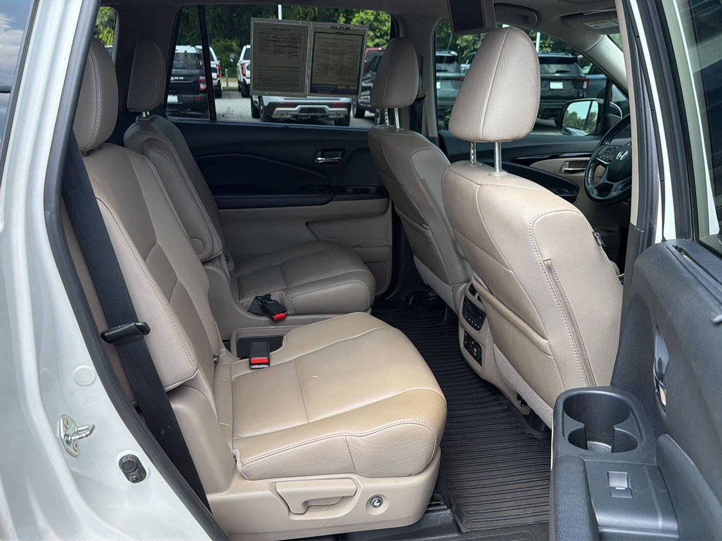 Used 2019 White Diamond Pearl Honda Touring w/Rear Captain