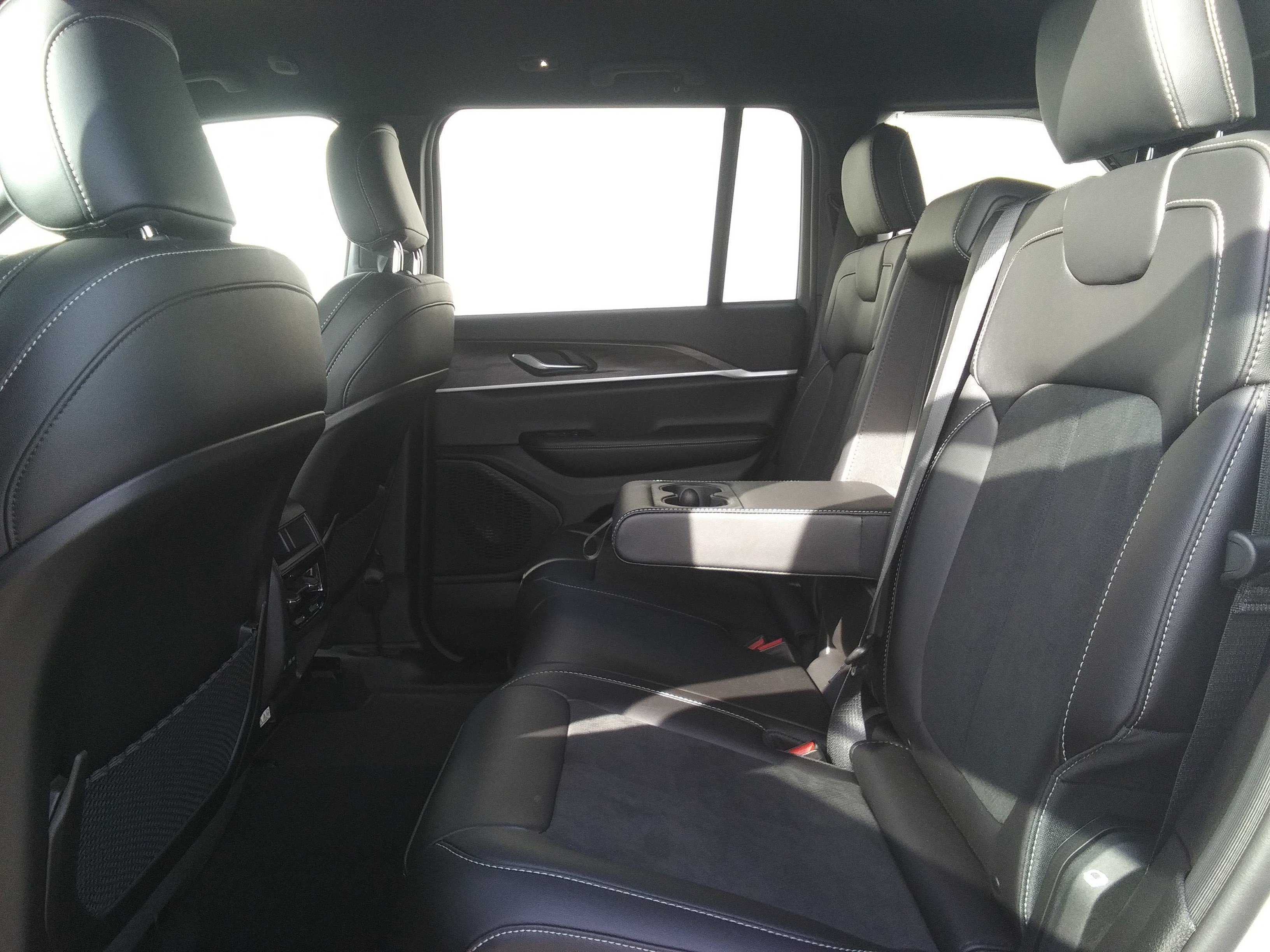 New 2026 Bright White Clear-Coat Exterior Paint Jeep Altitude image 10