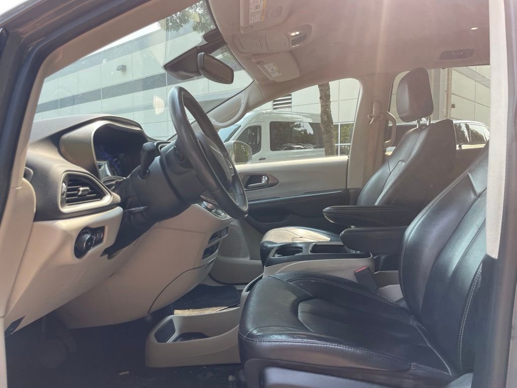 Used 2022 Ceramic Gray Clearcoat Chrysler Touring L image 23