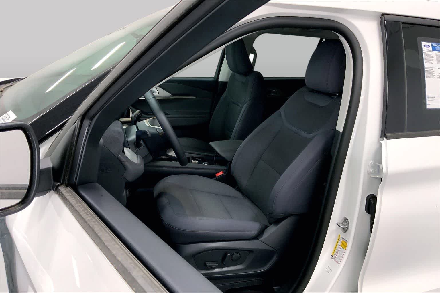 New 2026 Star White Metallic Tri-Coat Ford Active image 8