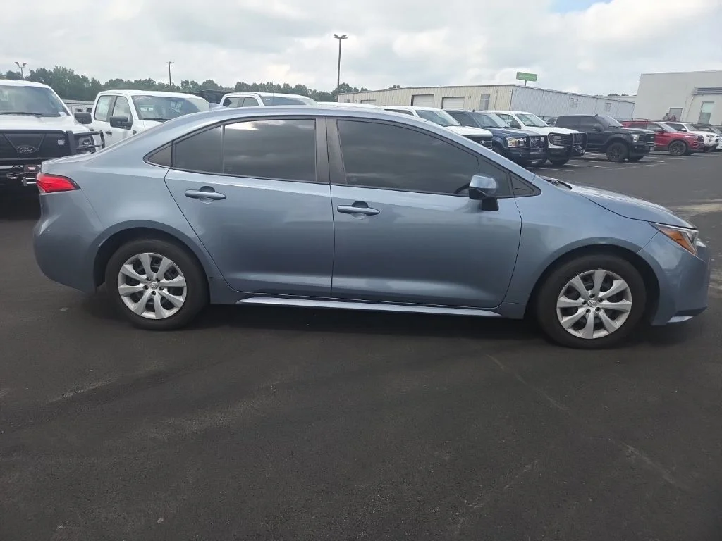 Certified Used 2020  Toyota LE image 9