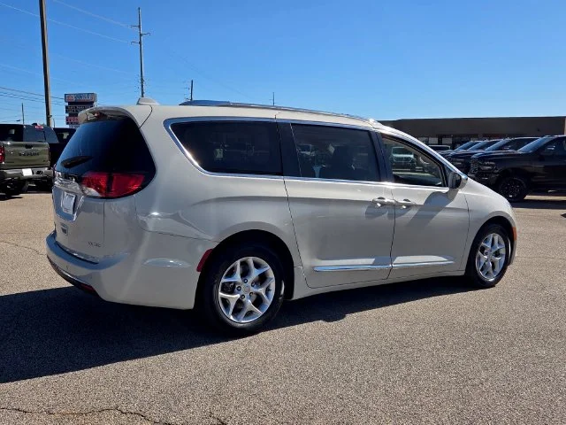 Used 2020 White Chrysler Limited image 17