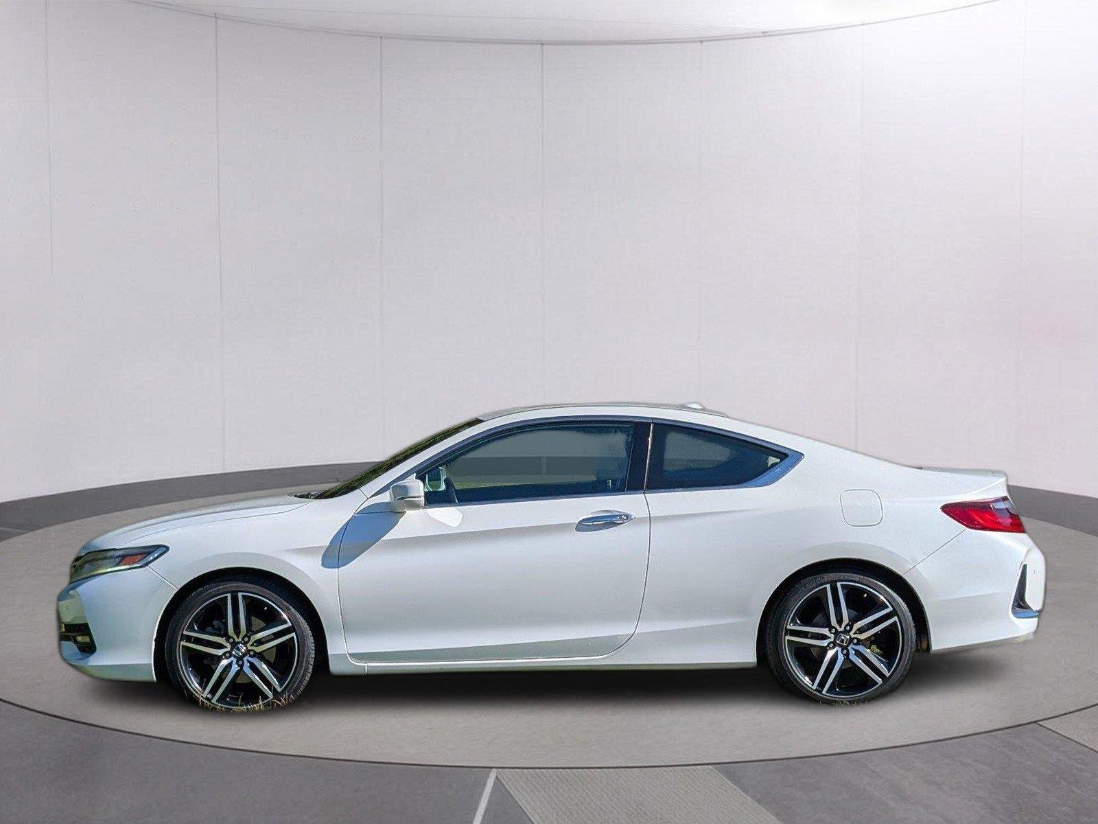Used 2017  Honda Touring image 2