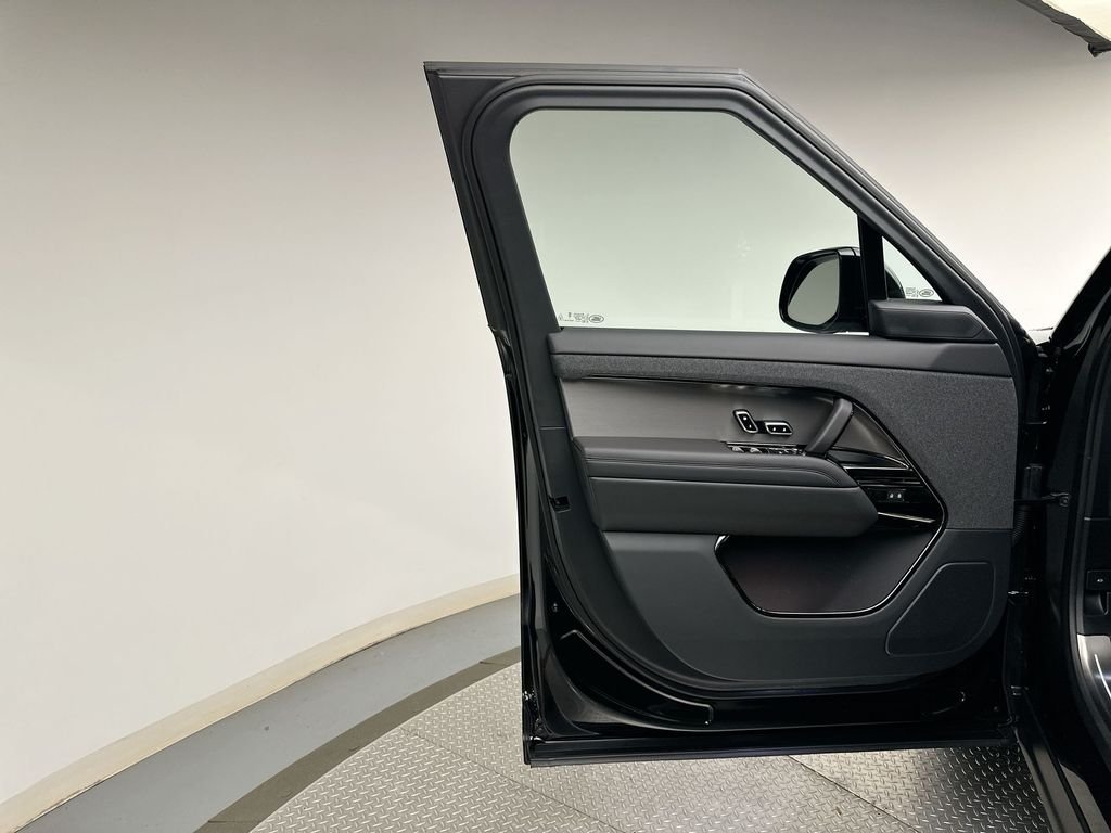 New 2027 Santorini Black Metallic Land Rover SE image 9