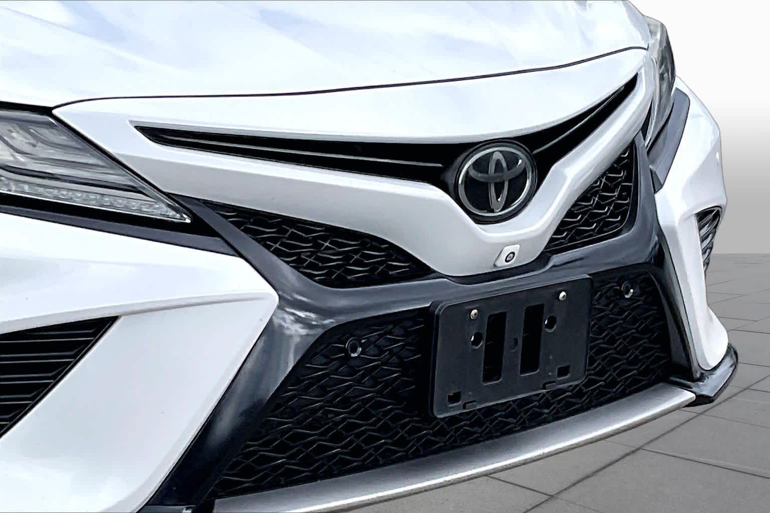 Used 2018 Wind Chill Pearl Toyota XSE V6 image 27