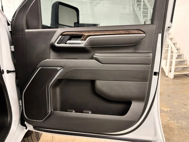 Used 2025 White GMC SLE image 22