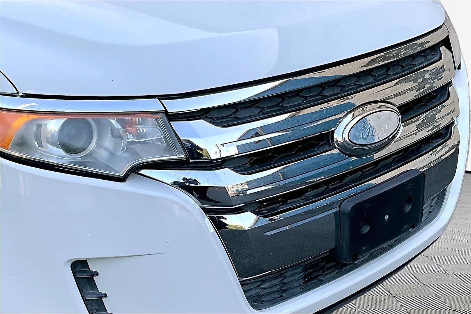 Used 2013 White Suede Ford SE image 29