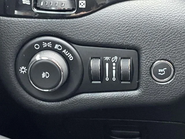 Certified Used 2019 Diamond Black Jeep Latitude Plus image 18