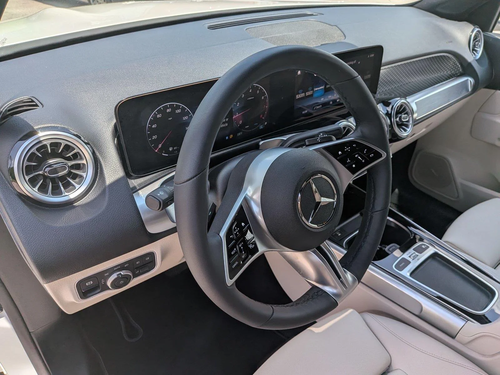 Used 2025  Mercedes-Benz GLB 250 image 18