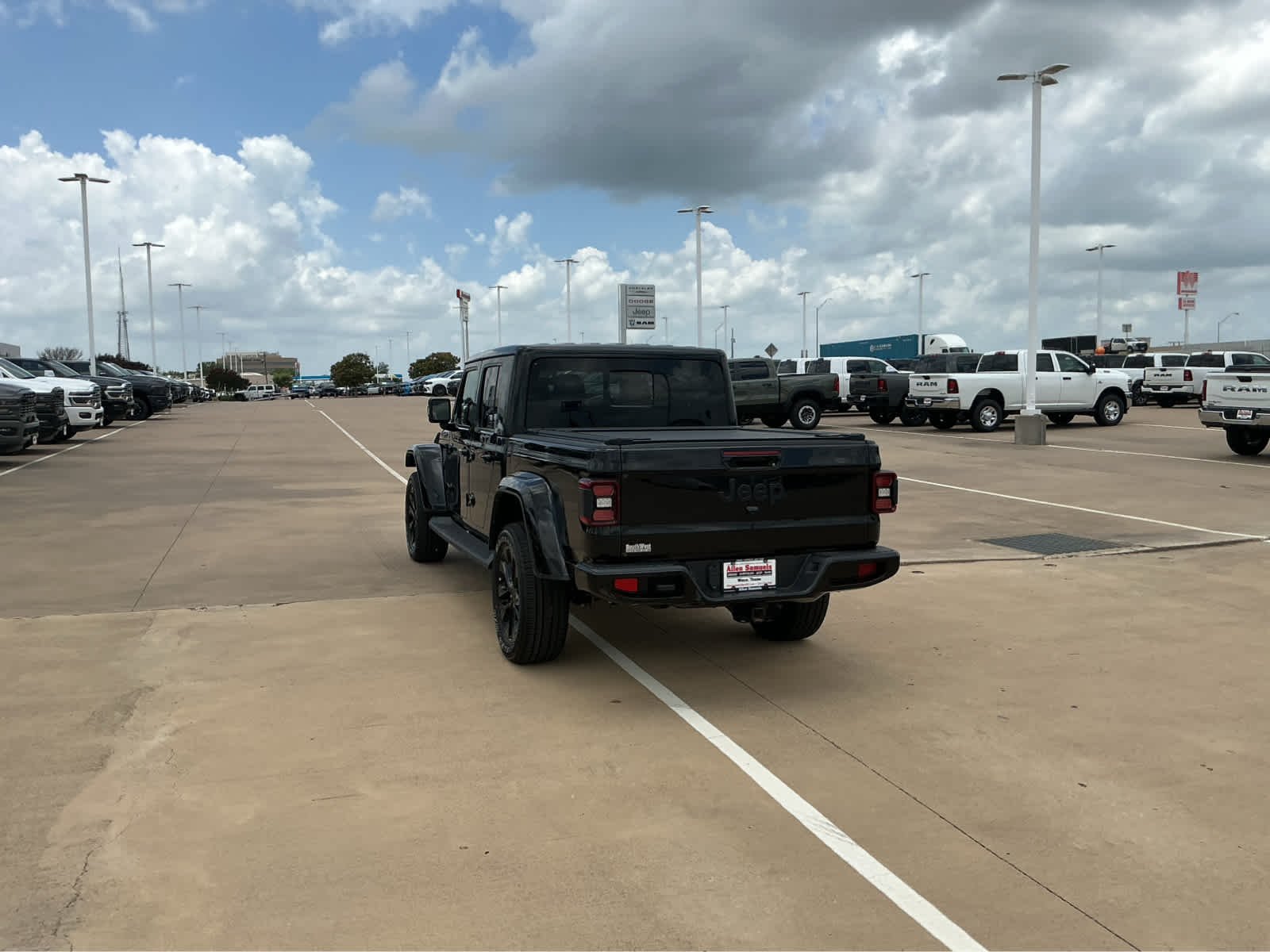 Used 2022 Black Clearcoat Jeep High Altitude image 9