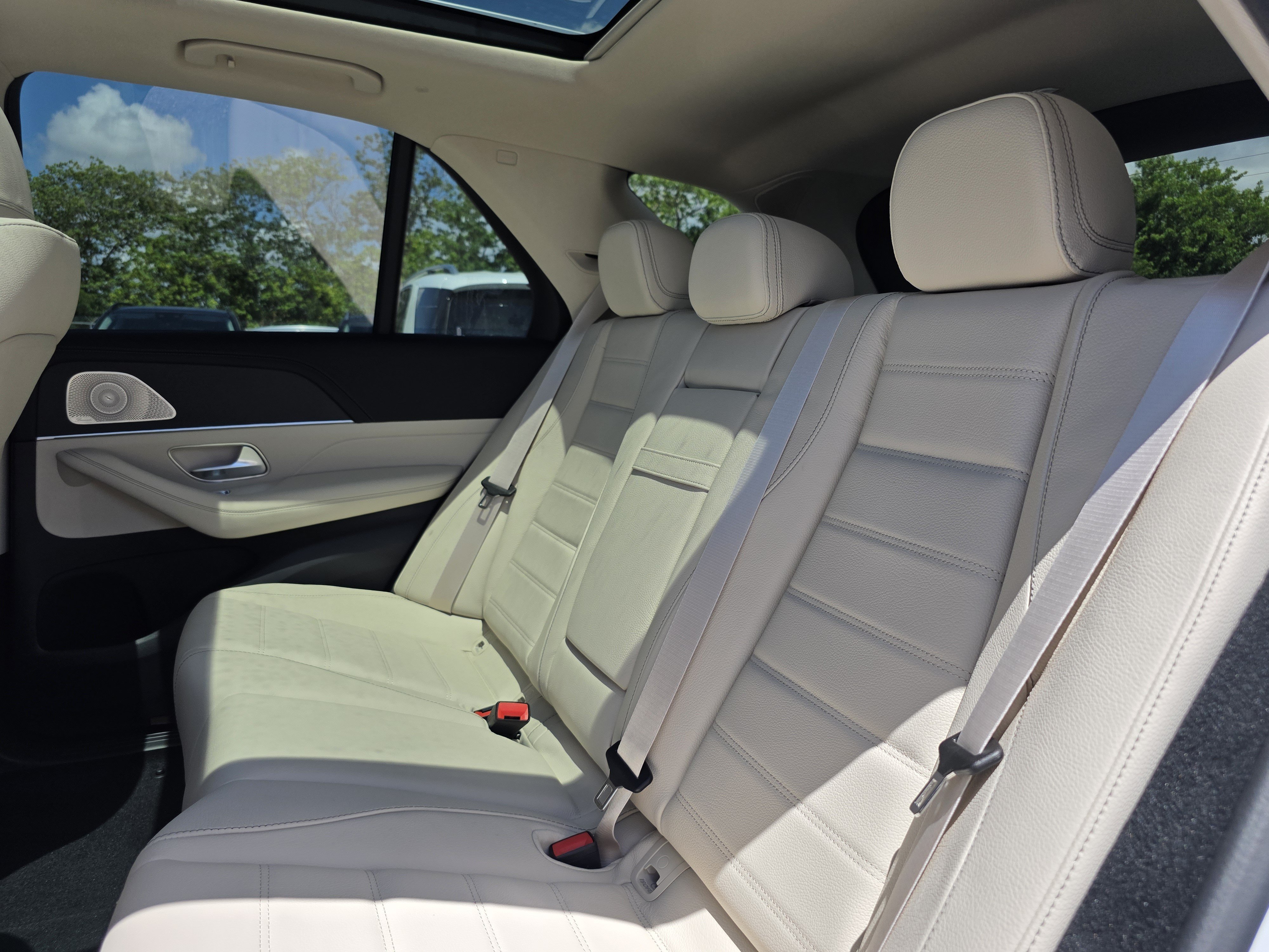 New 2026 MANUFAKTUR Moonlight White Metallic Mercedes-Benz GLE 350 image 40