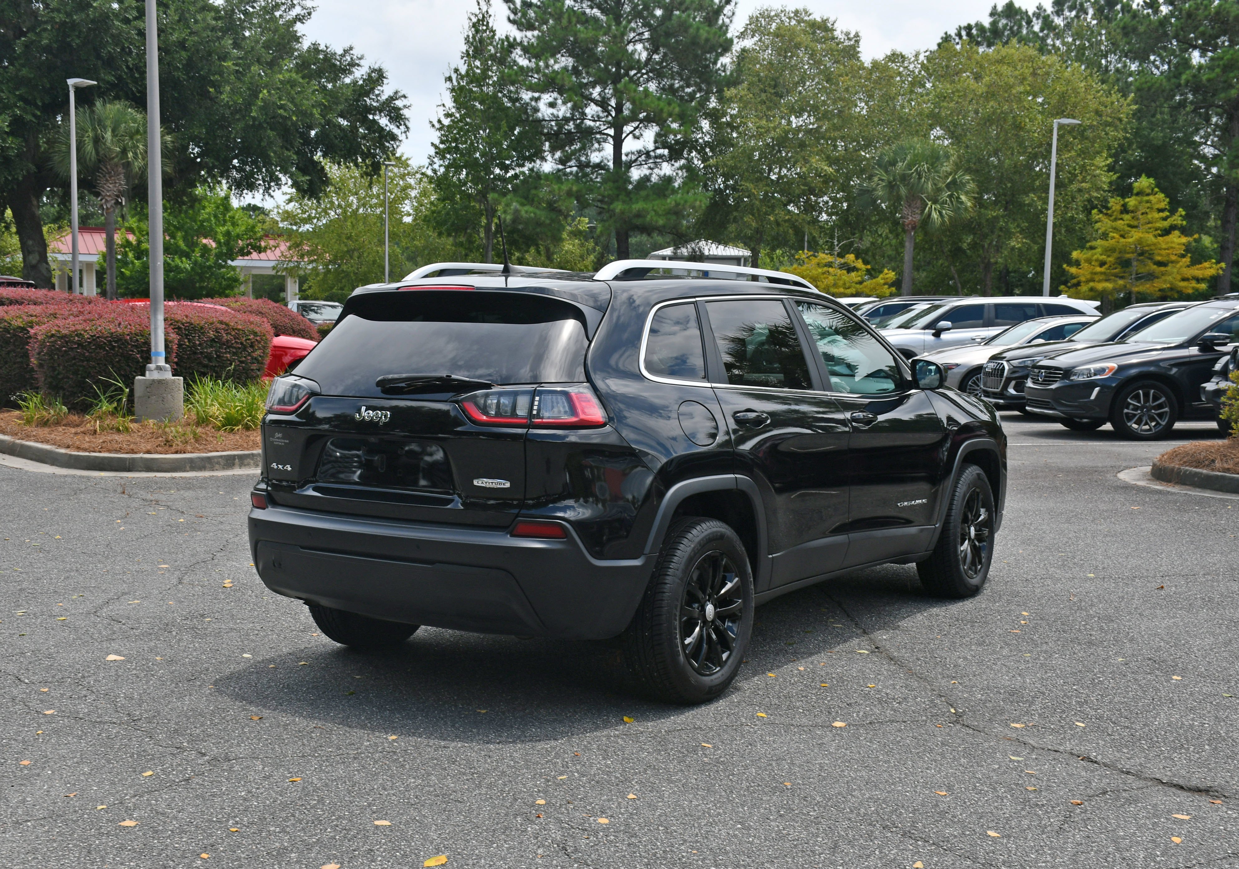Used 2019 Black Jeep Latitude Plus image 4
