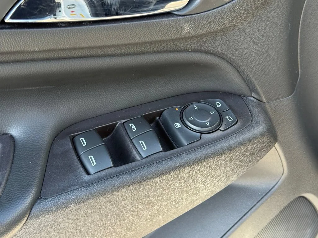Used 2021 IRIDESCENT PEARL TRICOAT Chevrolet LT image 32