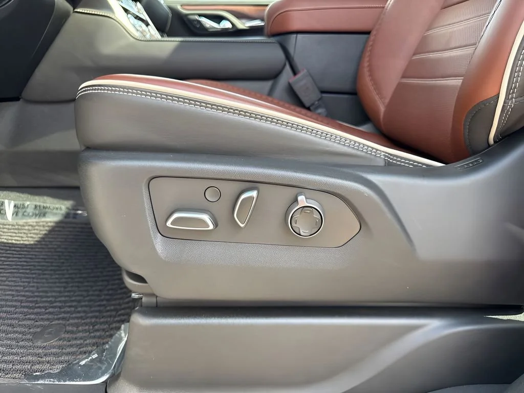 Used 2023 White Frost Tricoat GMC Denali Ultimate image 11
