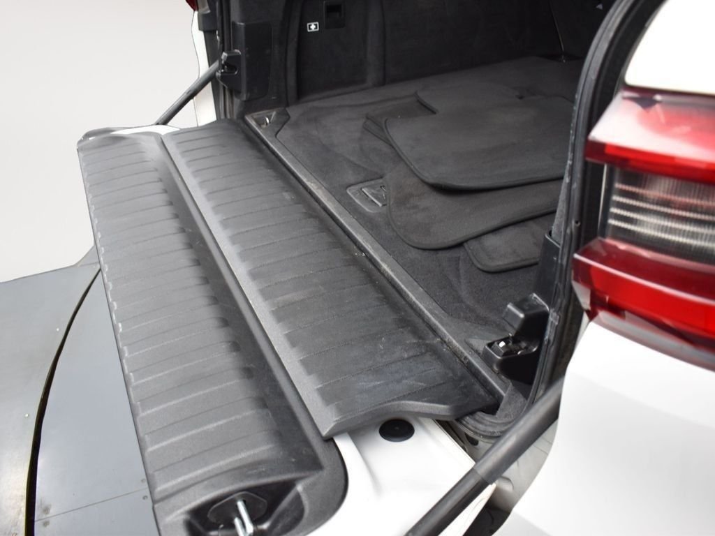 Used 2022 White Metallic BMW sDrive40i image 30