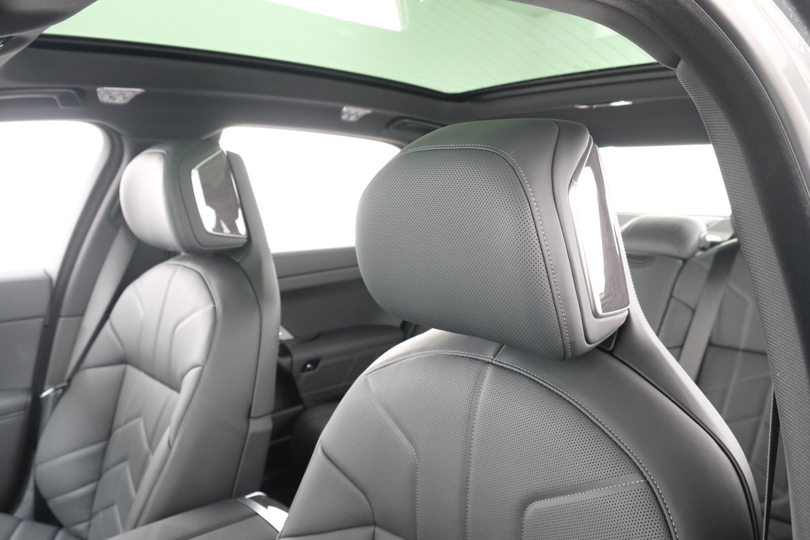 New 2026 Dravit Grey Metallic BMW 760i xDrive image 28