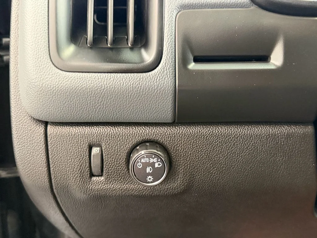 Used 2018 Black Chevrolet Z71 image 24