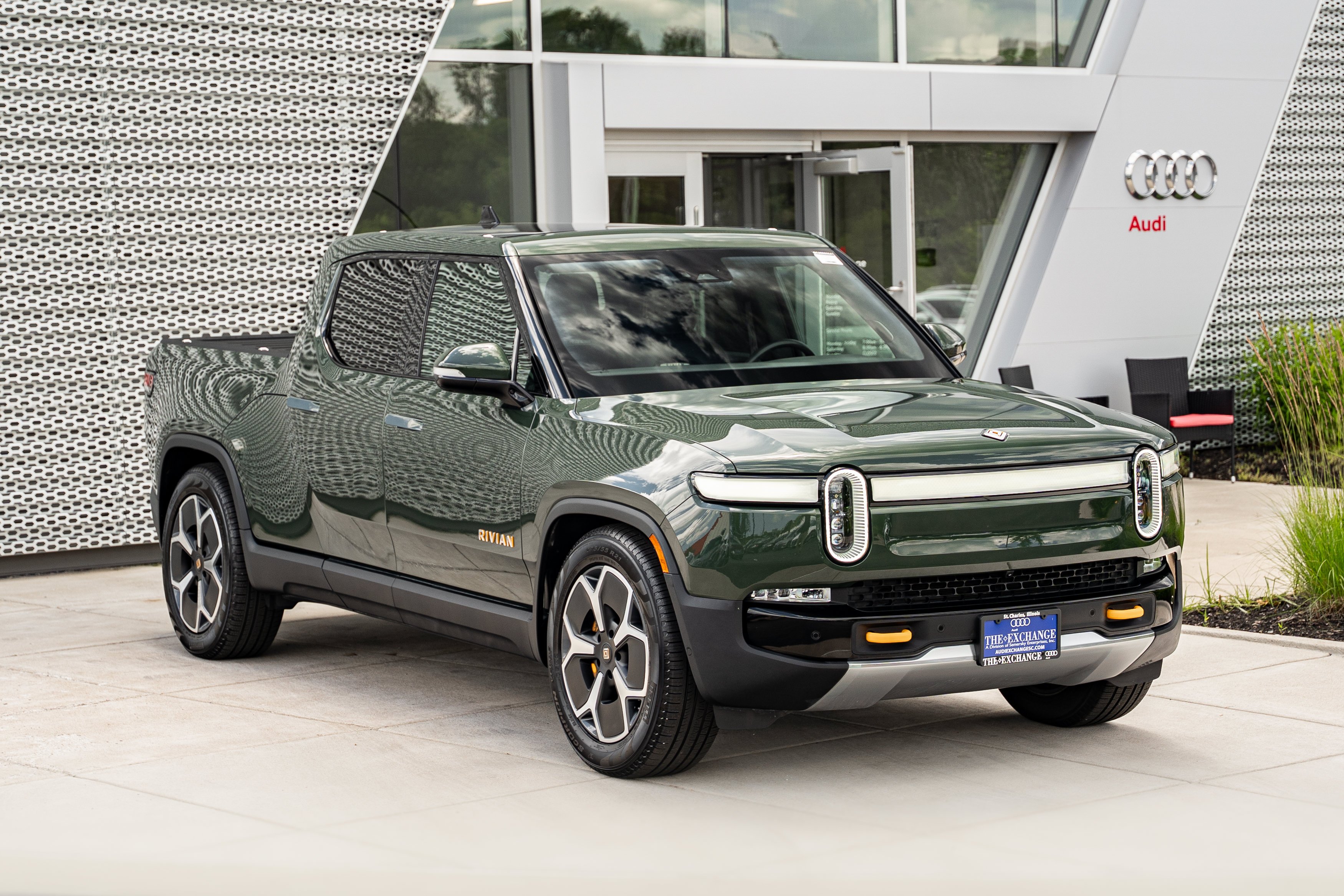 Used 2022 Rivian R1T Adventure with VIN 7FCTGAAAXNN006785 for sale in St. Charles, IL