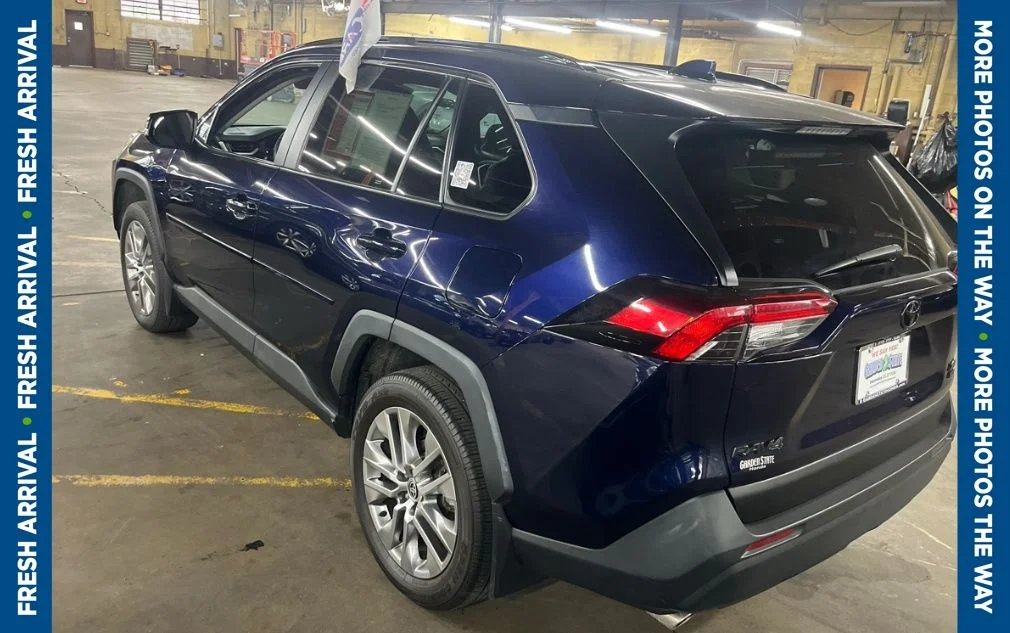Used 2023 Blue Toyota XLE Premium image 4