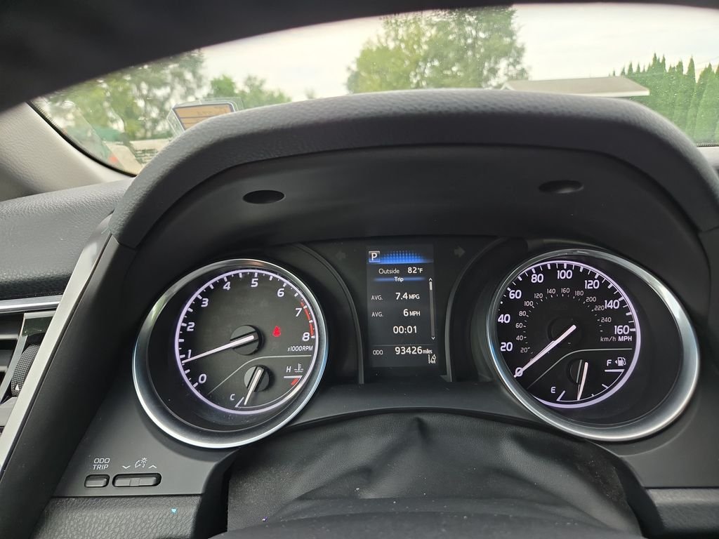 Used 2018 Super White Toyota SE image 16