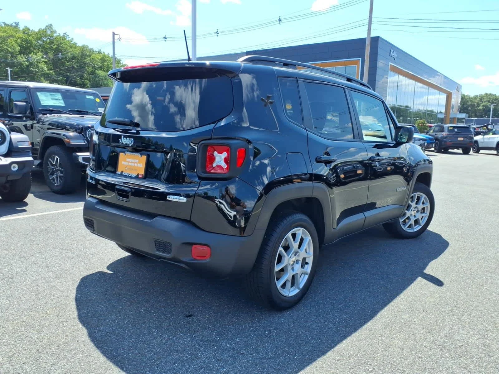 Certified Used 2022 Black Clear Coat Jeep Latitude image 7