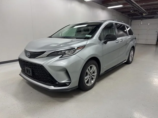 2021 Toyota Sienna XSE 7-Passenger Hybrid AWD's photo