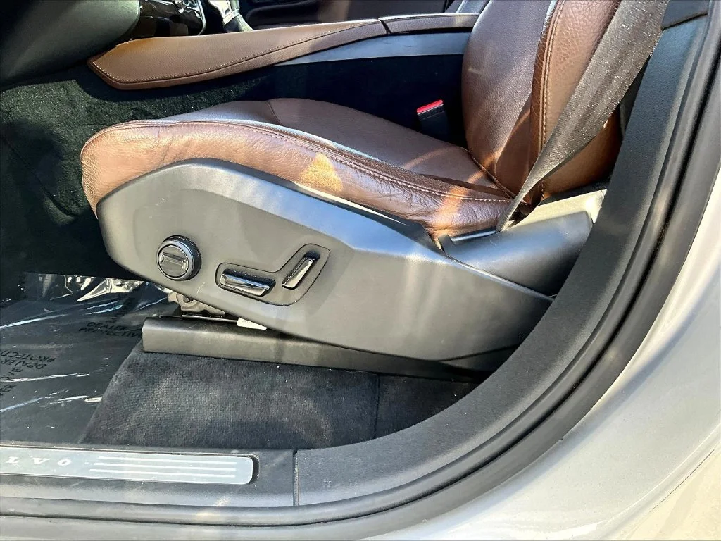 Used 2019 Silver Volvo T6 Momentum image 39