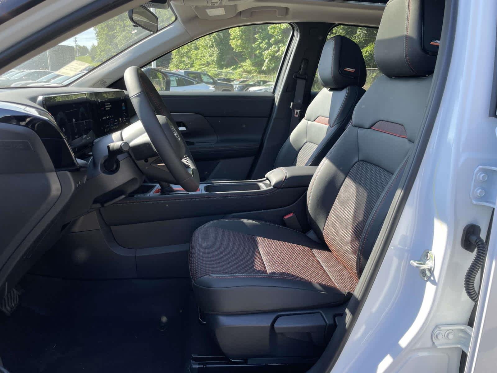 New 2026 Aspen White Tricoat/Super Black Nissan SR image 16