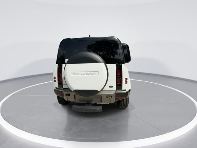 Used 2023 White Land Rover X-Dynamic SE image 7