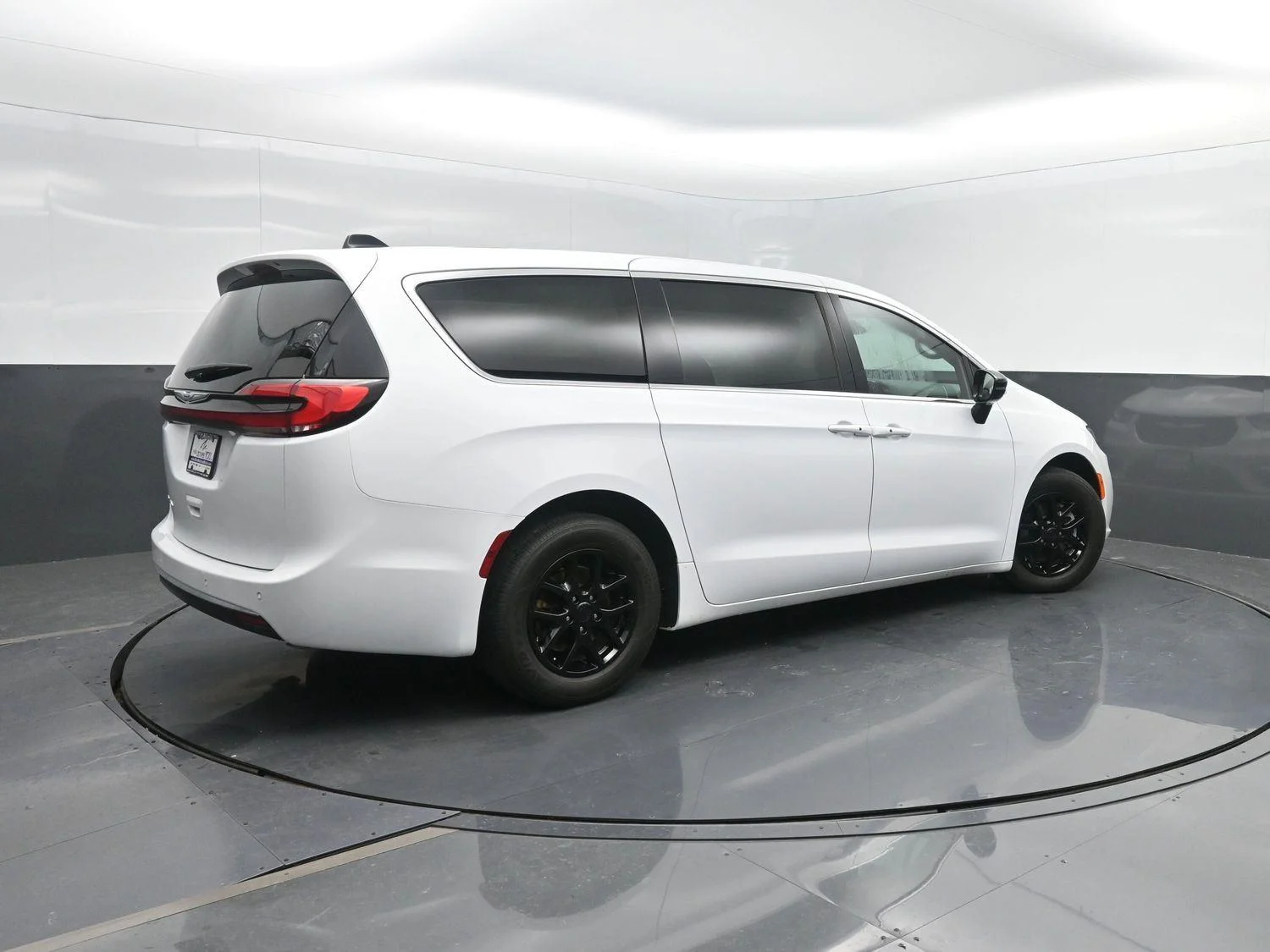 2025 Chrysler Pacifica Select's photo