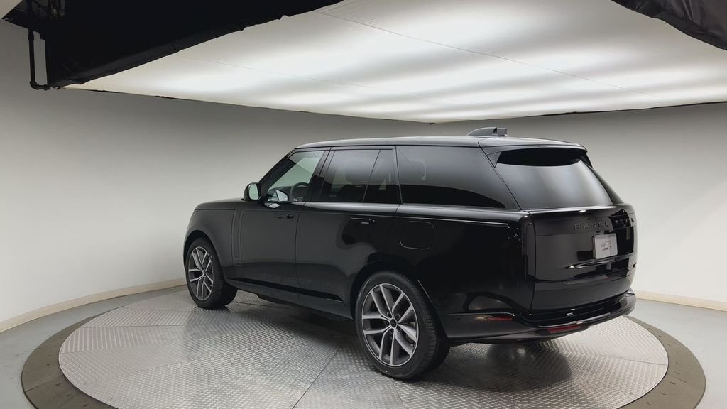 New 2026 Santorini Black Metallic Land Rover SE image 4