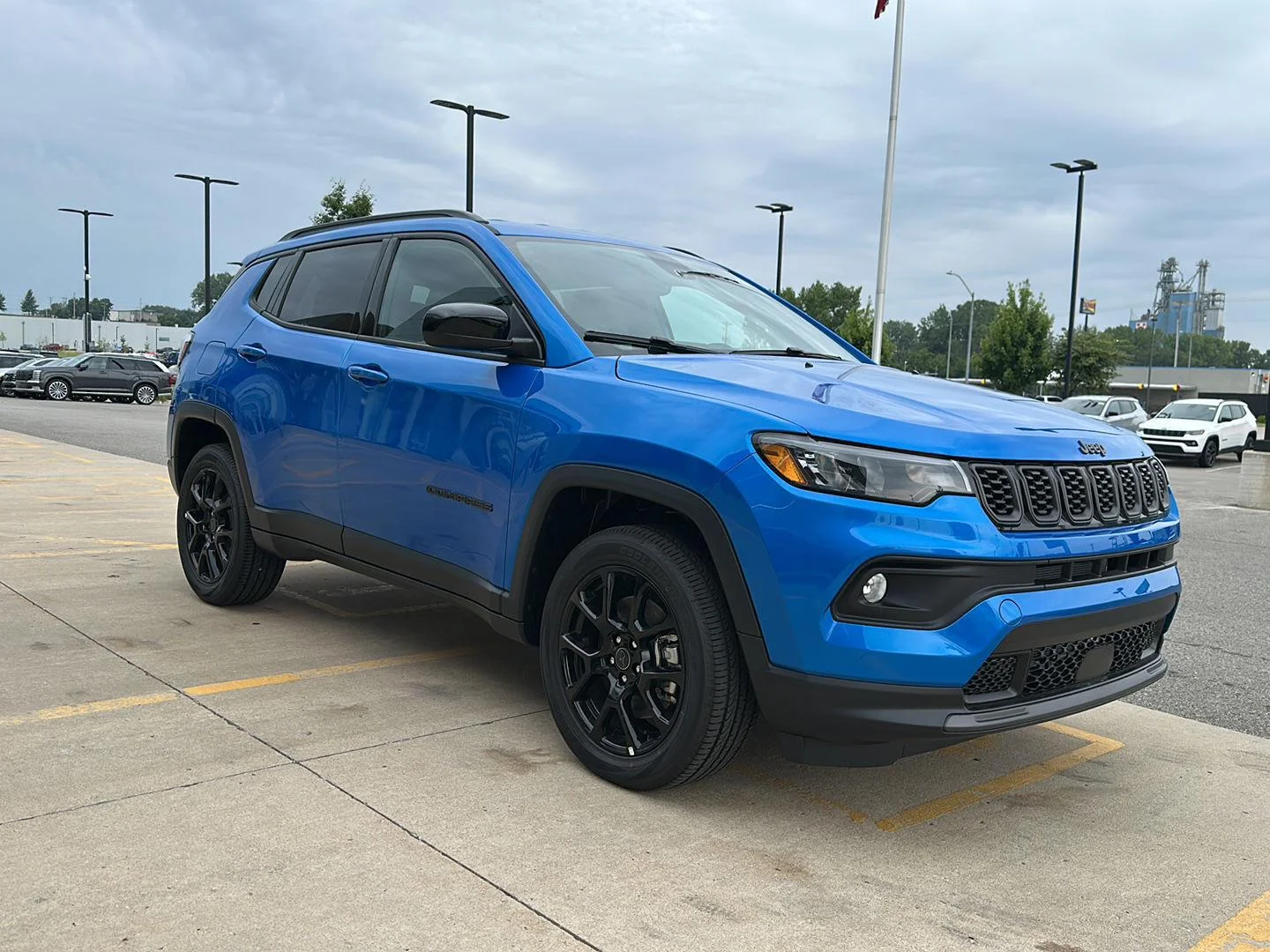 New 2026 Hydro Blue Pearlcoat Jeep Latitude Altitude image 5