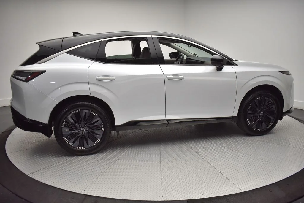 Used 2026 White Nissan Platinum image 4